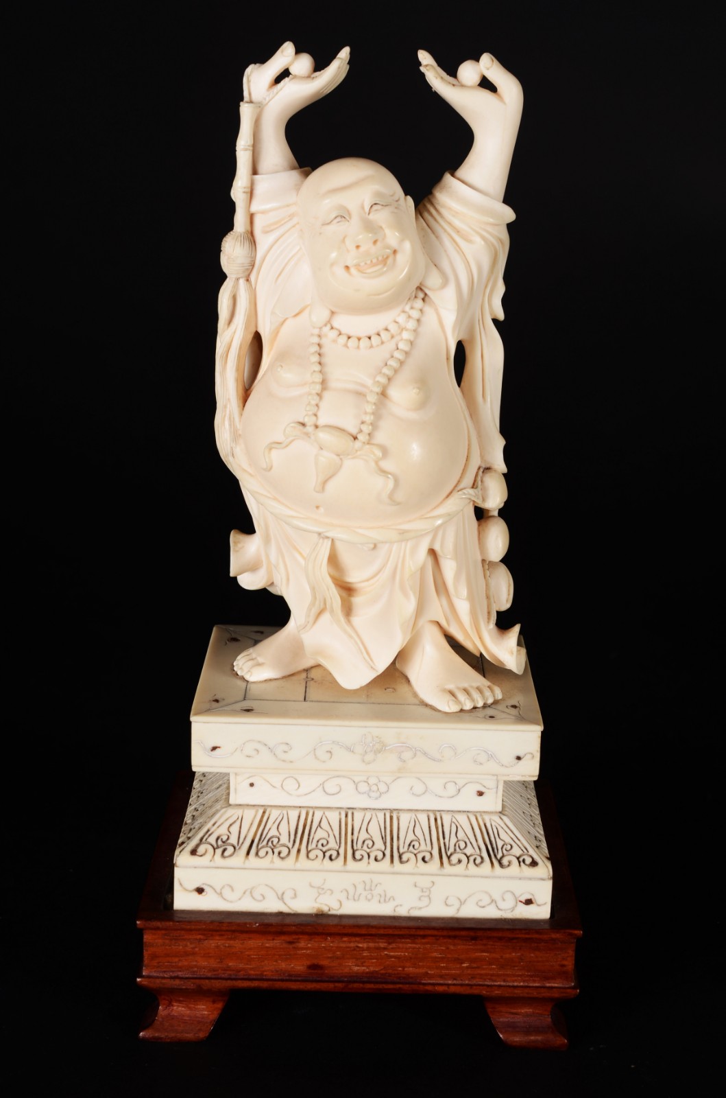 Escultura de marfim oriental representando Buda, base de madeira. - foto 1 de 5