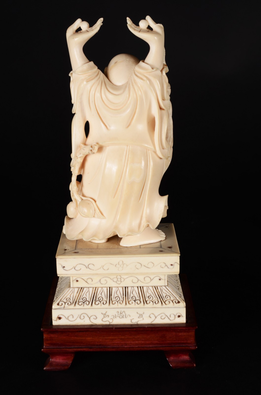 Escultura de marfim oriental representando Buda, base de madeira. - foto 4 de 5