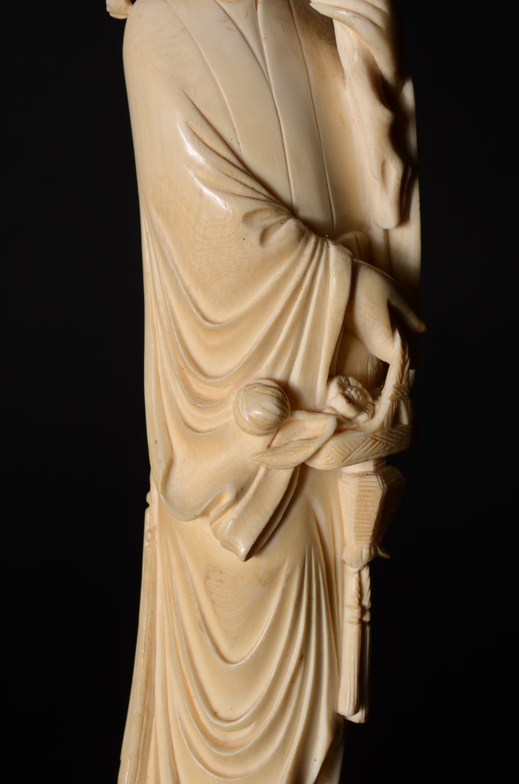 Escultura de marfim representando gueixa com flores. Base de madeira... - foto 4 de 10