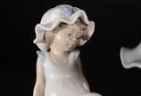 Lladró (1953),  - Estatueta de porcelana espanhola Lladró representando crianças com "sapatinhos" e gato. Partes coladas e faltando os dedinhos da menina. Marcas na bas