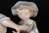 Lladró (1953),  - Estatueta de porcelana espanhola Lladró representando crianças com "sapatinhos" e gato. Partes coladas e faltando os dedinhos da menina. Marcas na bas