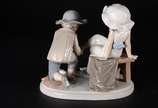 Lladró (1953),  - Estatueta de porcelana espanhola Lladró representando crianças com "sapatinhos" e gato. Partes coladas e faltando os dedinhos da menina. Marcas na bas