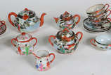 Serviço de chá de porcelana japonesa, sendo 6 x... - Serviço de chá de porcelana japonesa, sendo 6 xícaras com pires, bule, 2 leiteiras e 2 açucareiros (modelos diferentes).