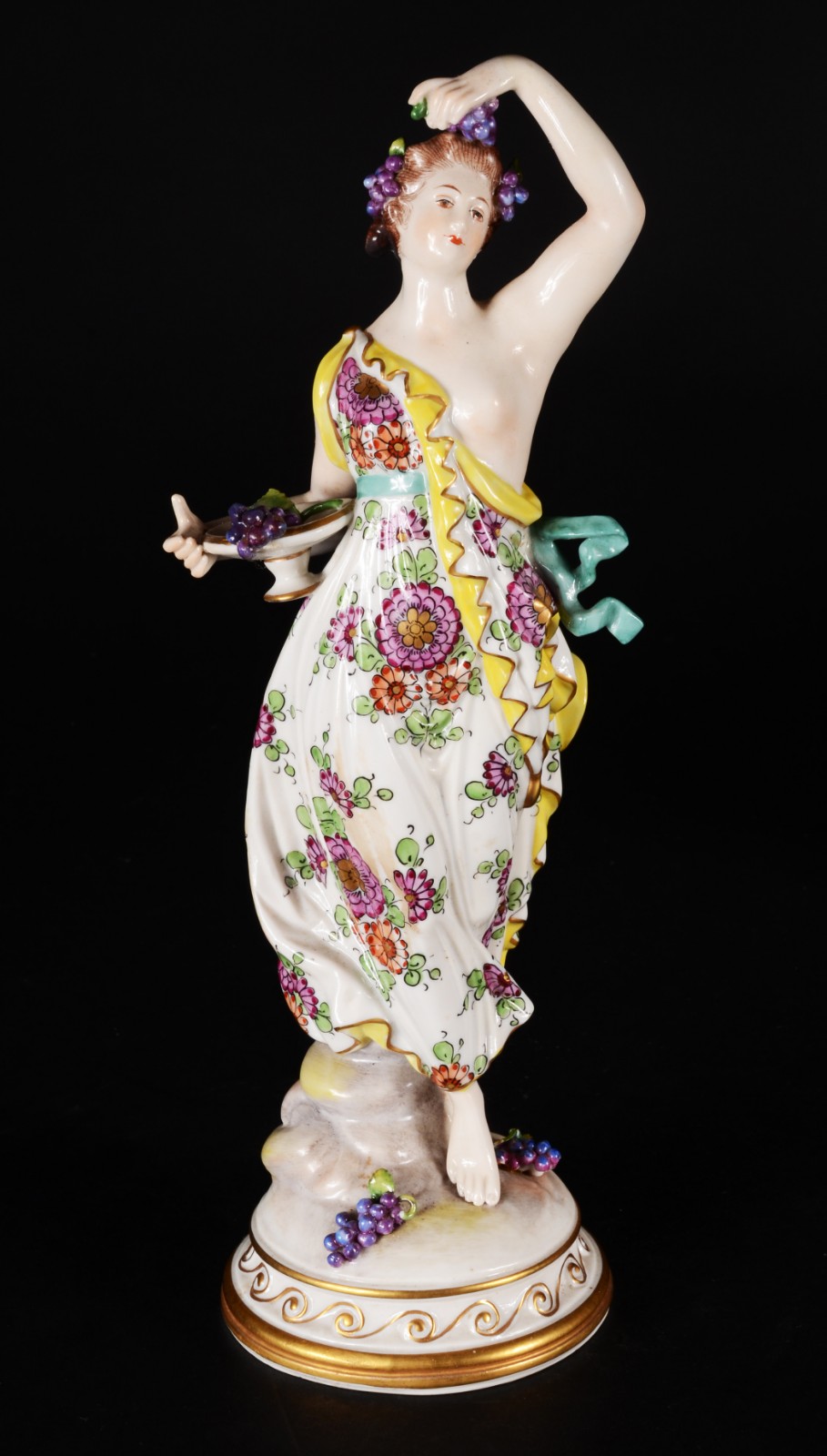 Estatueta de porcelana italiana policromada e realces dourados... - foto 1 de 9
