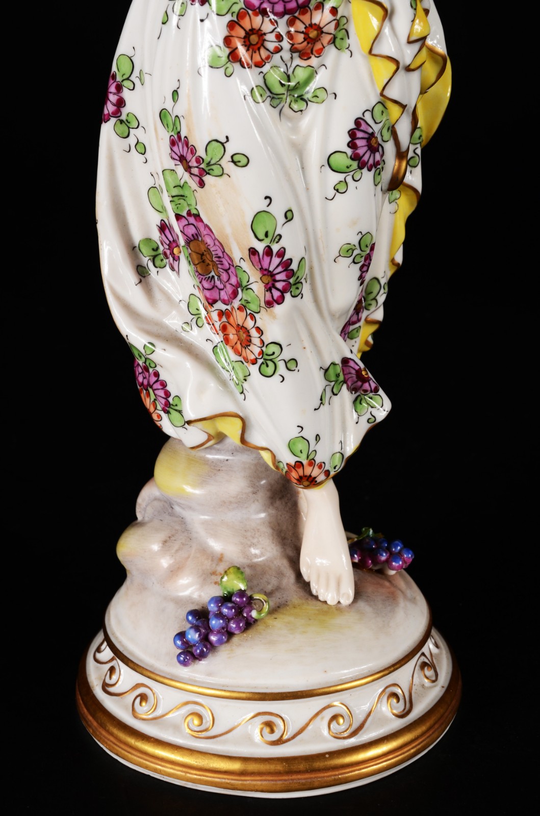 Estatueta de porcelana italiana policromada e realces dourados... - foto 4 de 9
