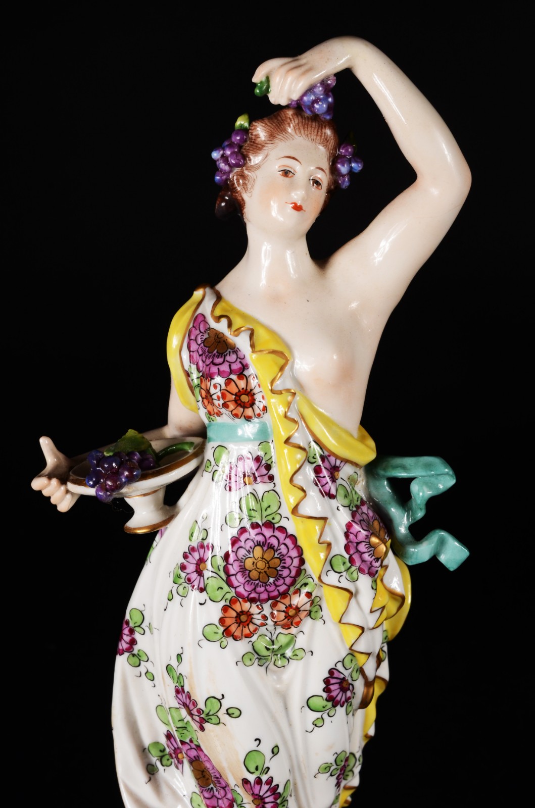 Estatueta de porcelana italiana policromada e realces dourados... - foto 5 de 9