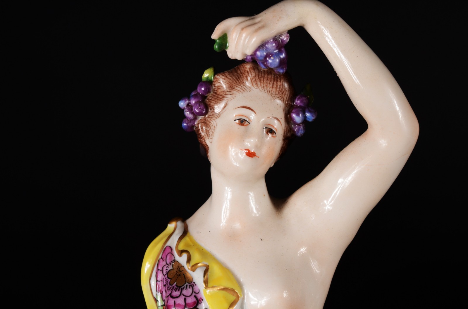 Estatueta de porcelana italiana policromada e realces dourados... - foto 7 de 9
