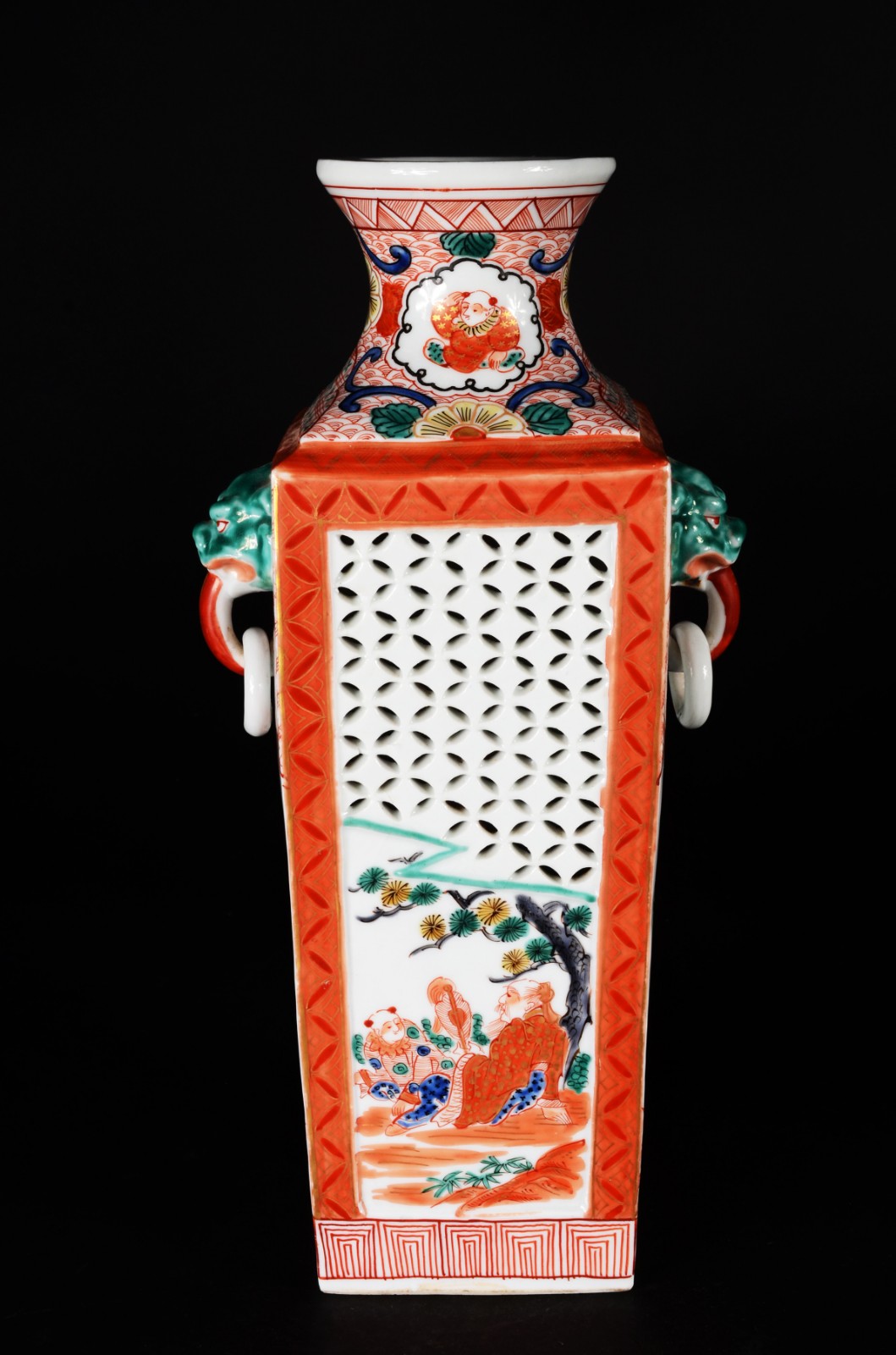 Vaso de porcelana oriental feitio quadrangular, decorado com figuras... - foto 1 de 10