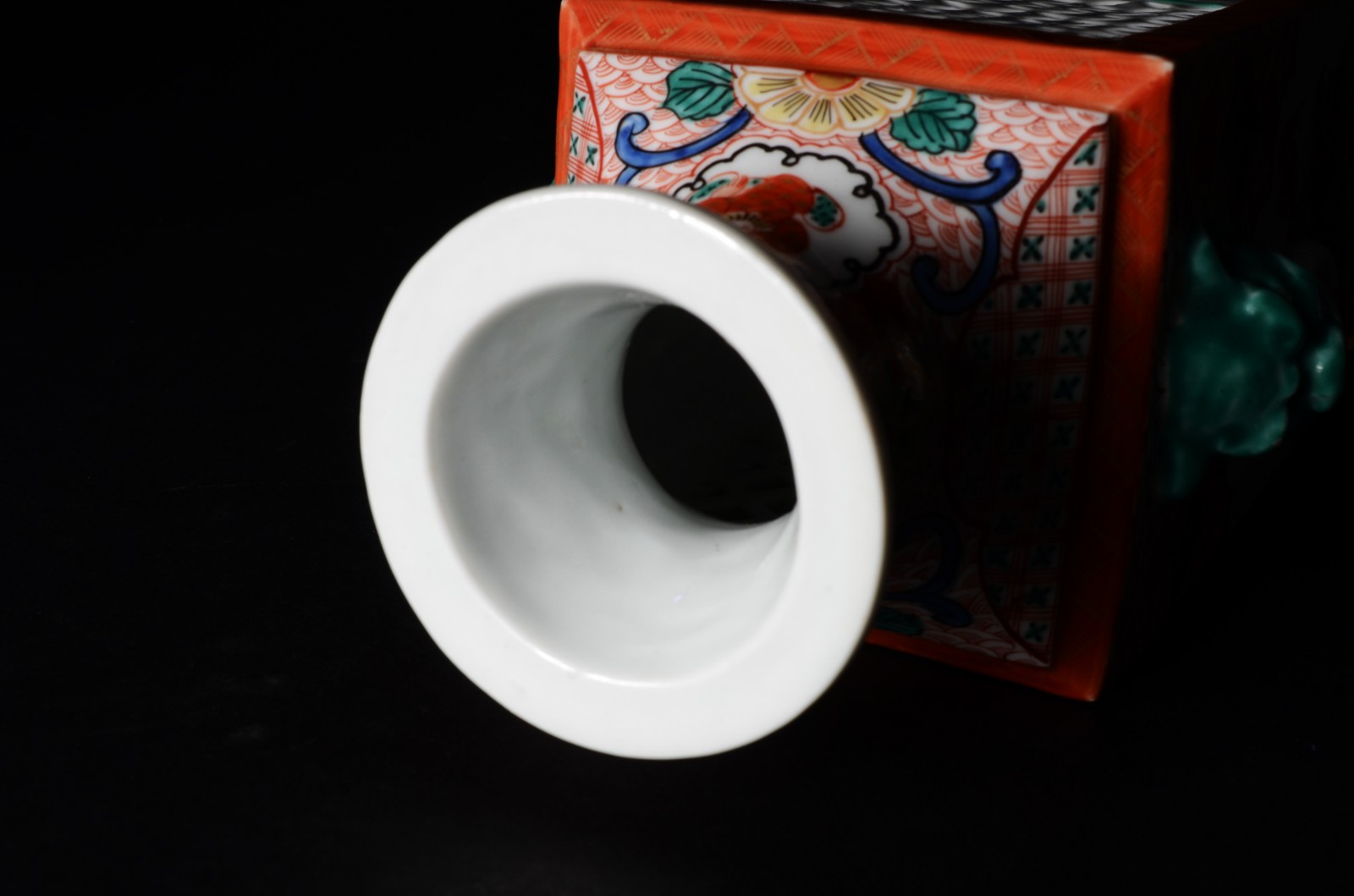 Vaso de porcelana oriental feitio quadrangular, decorado com figuras... - foto 9 de 10