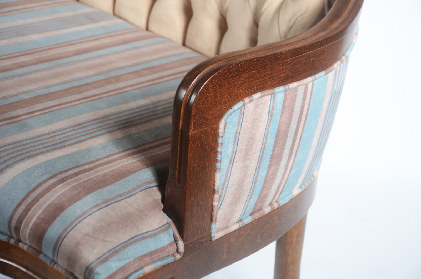 Conjunto de sofá e par de poltronas de madeira nobre, encostos e... - foto 5 de 7