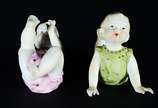 Dois bebês de biscuit japonês policromado. - Dois bebês de biscuit japonês policromado.