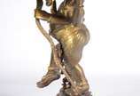 Ganesha com mangusto - Escultura de bronze dourado representando o Deus Ganesha. É representado por um elefante, onde a cabeça simboliza a felicidade, as orelhas abertas são