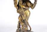 Ganesha com mangusto - Escultura de bronze dourado representando o Deus Ganesha. É representado por um elefante, onde a cabeça simboliza a felicidade, as orelhas abertas são
