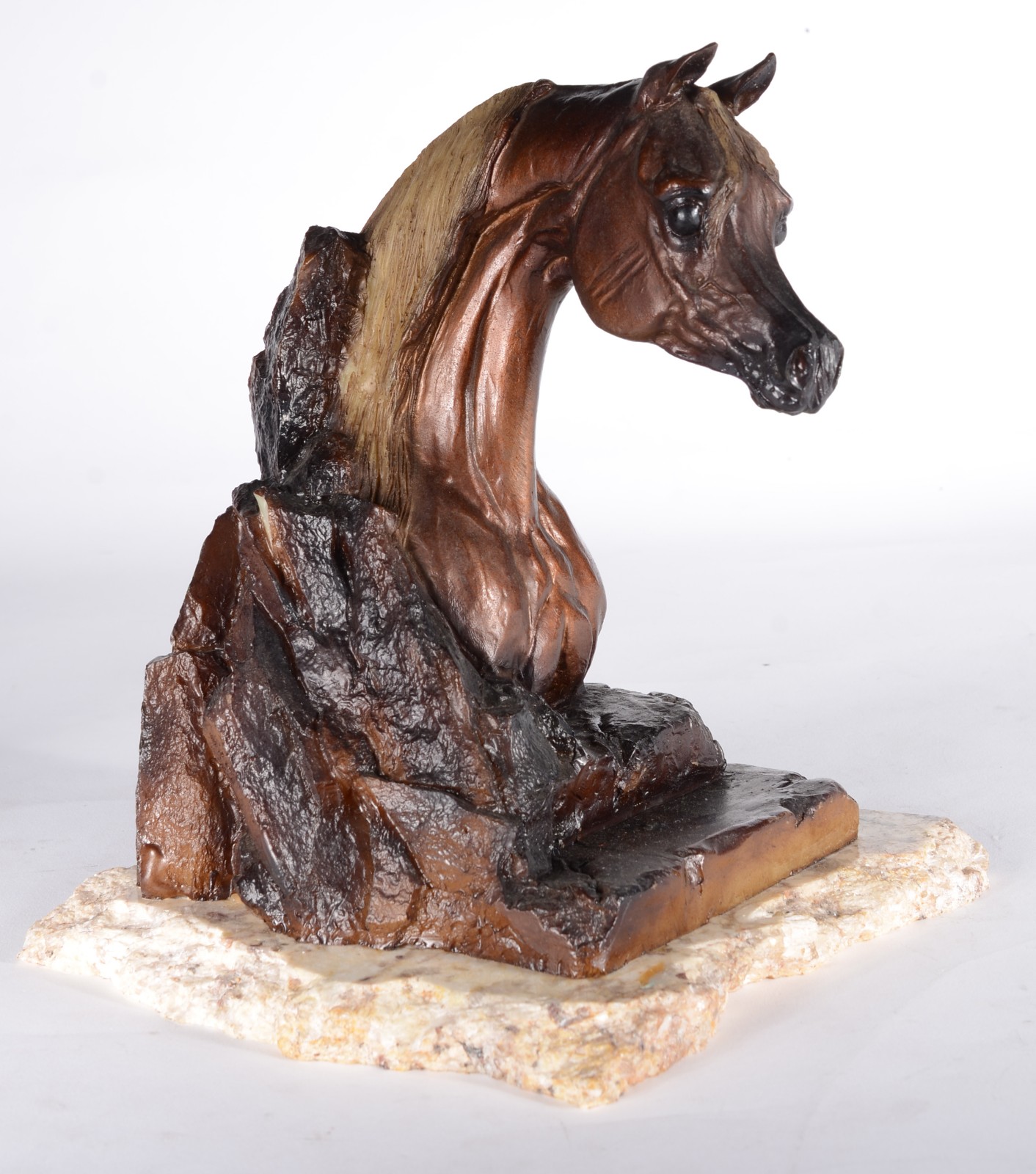 Escultura de resina representando cavalo. - foto 1 de 8