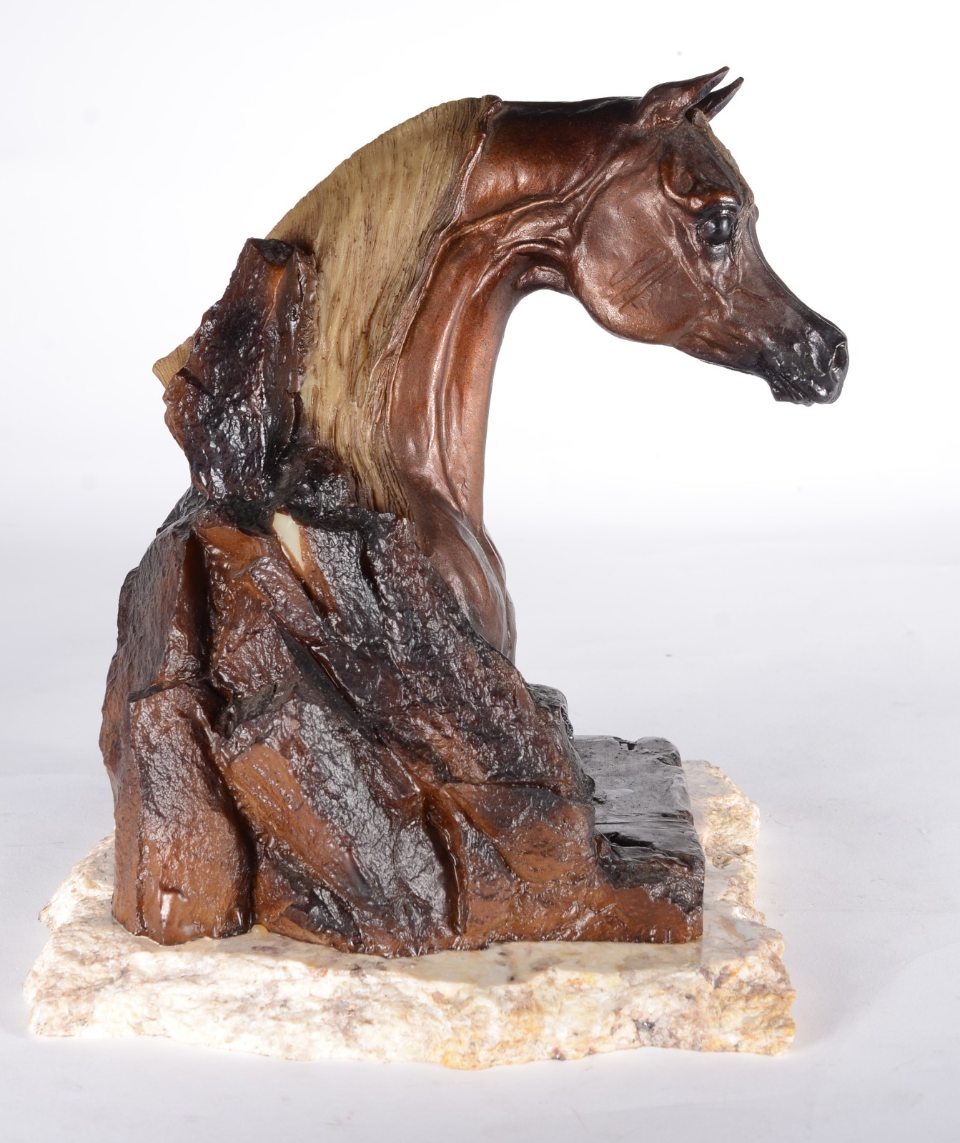 Escultura de resina representando cavalo. - foto 2 de 8
