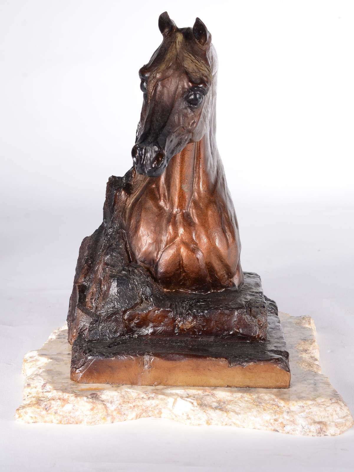 Escultura de resina representando cavalo. - foto 4 de 8