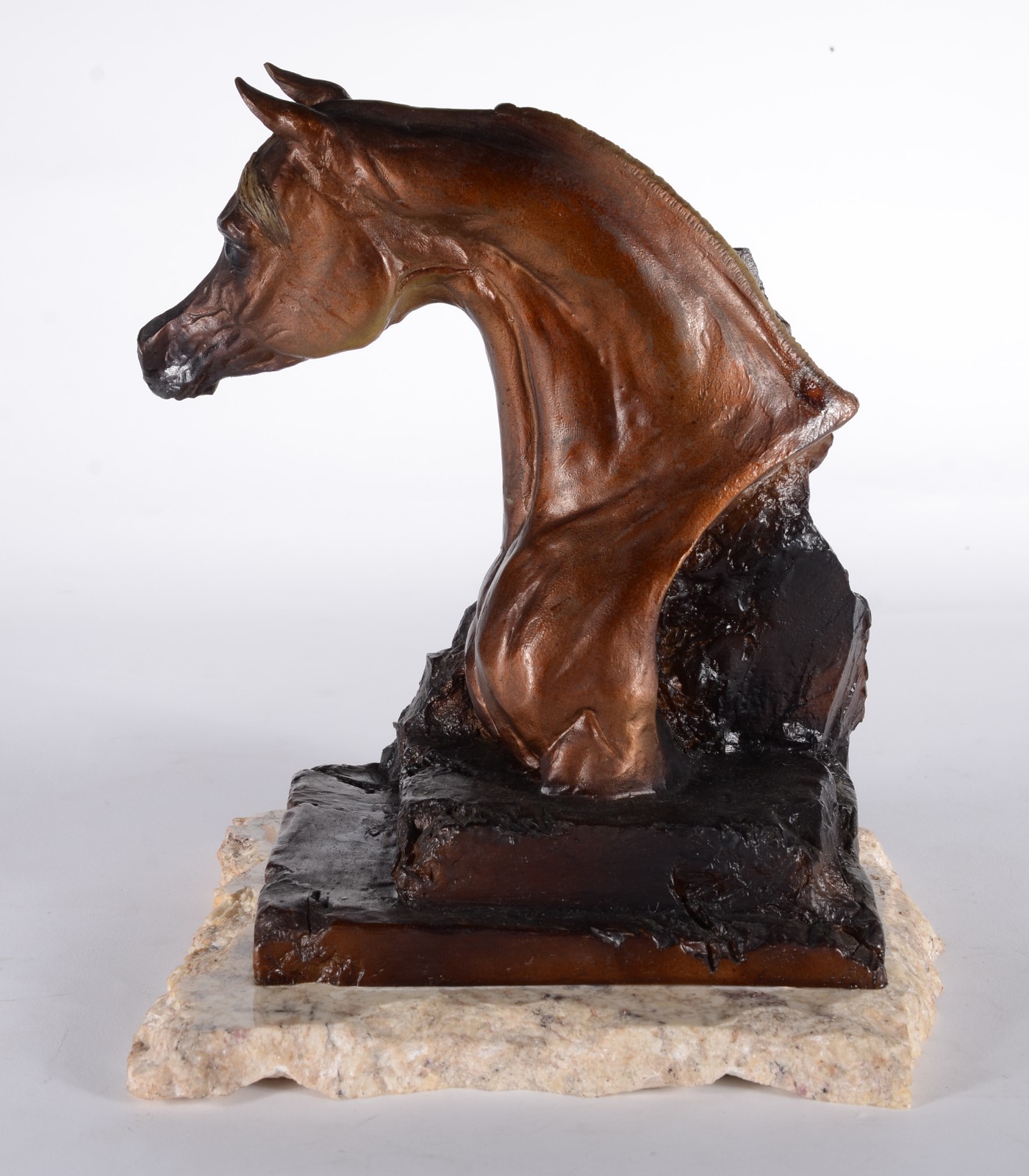 Escultura de resina representando cavalo. - foto 7 de 8