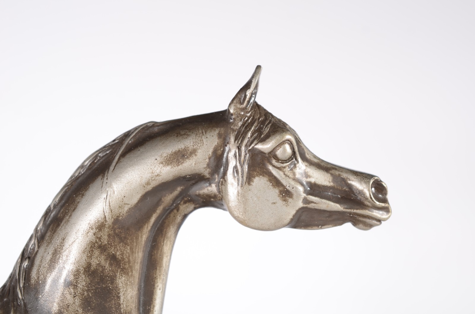 Escultura de resina representando cavalo. - foto 3 de 7