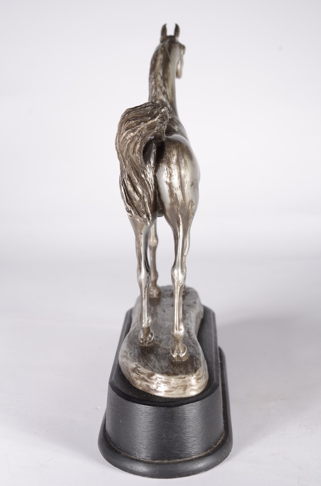 Escultura de resina representando cavalo. - foto 4 de 7