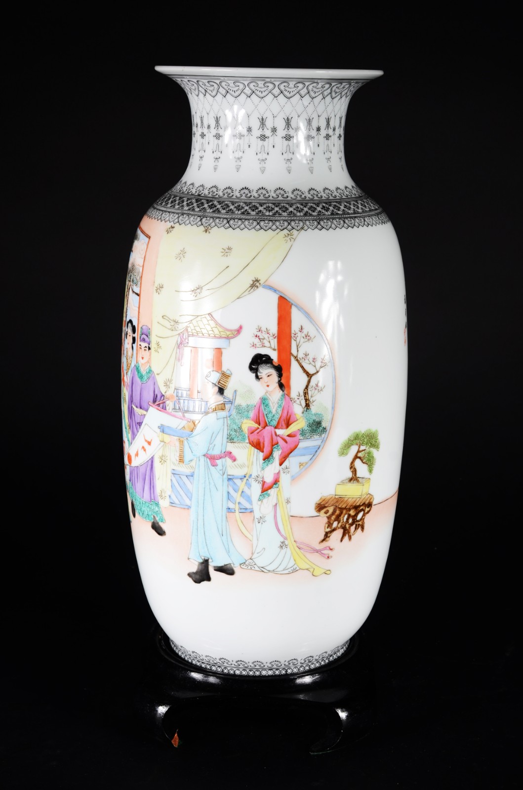 Vaso de porcelana chinesa decorada com figuras típicas em policromia... - foto 1 de 10