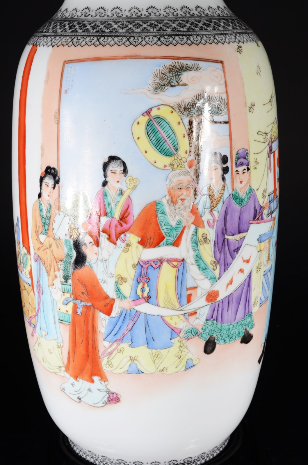Vaso de porcelana chinesa decorada com figuras típicas em policromia... - foto 2 de 10