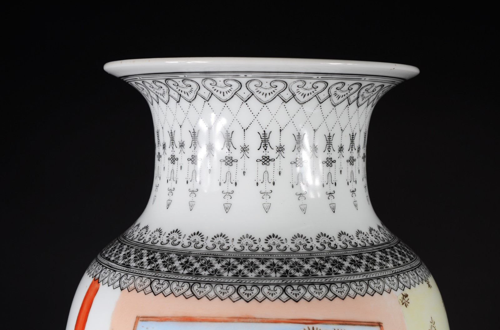 Vaso de porcelana chinesa decorada com figuras típicas em policromia... - foto 3 de 10