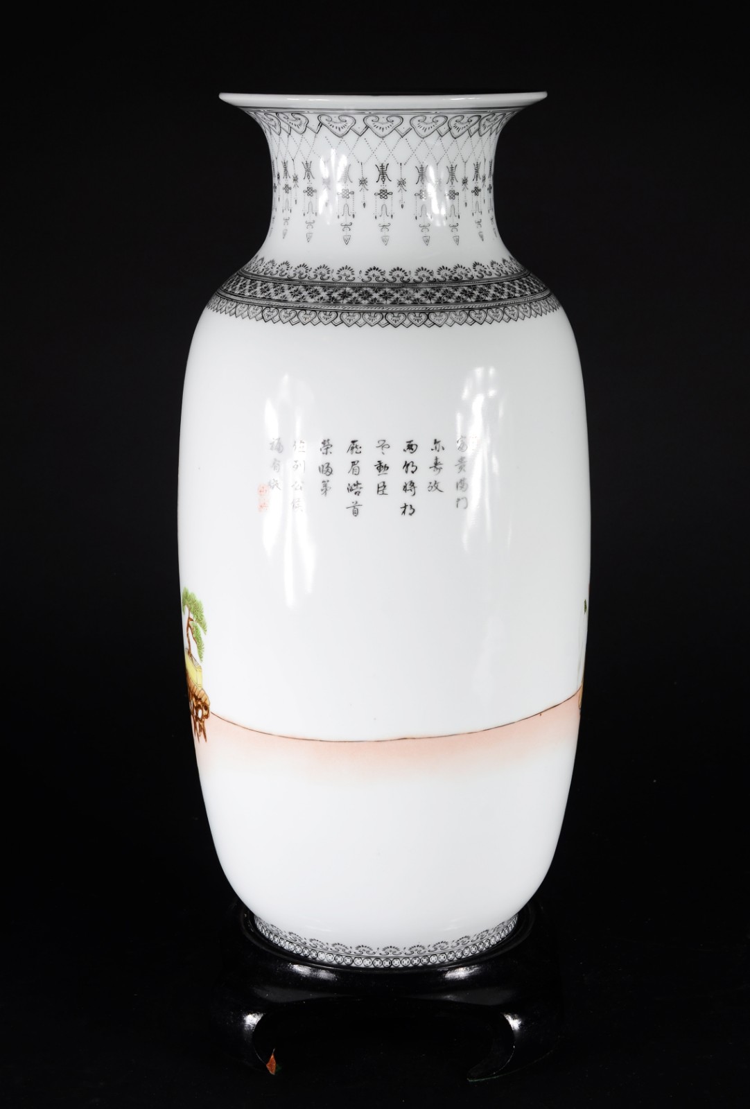 Vaso de porcelana chinesa decorada com figuras típicas em policromia... - foto 4 de 10