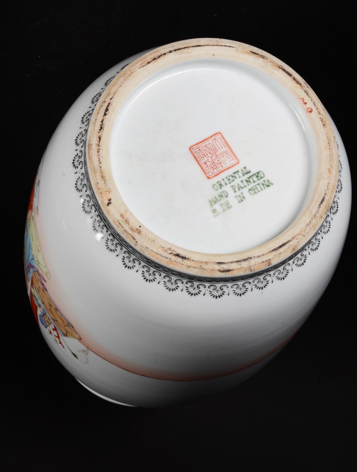 Vaso de porcelana chinesa decorada com figuras típicas em policromia... - foto 7 de 10