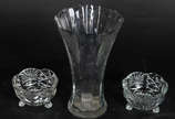 Tres peças de cristal, sendo um vaso com folhas... - Tres peças de cristal, sendo um vaso com folhas lapidadas e par de pequenos bowls com 3 pés cada