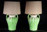 Par de abatjoures de cerâmica decorada com folh... - Par de abatjoures de cerâmica decorada com folhas verdes em relevo, cúpulas de tecido na cor bege.
