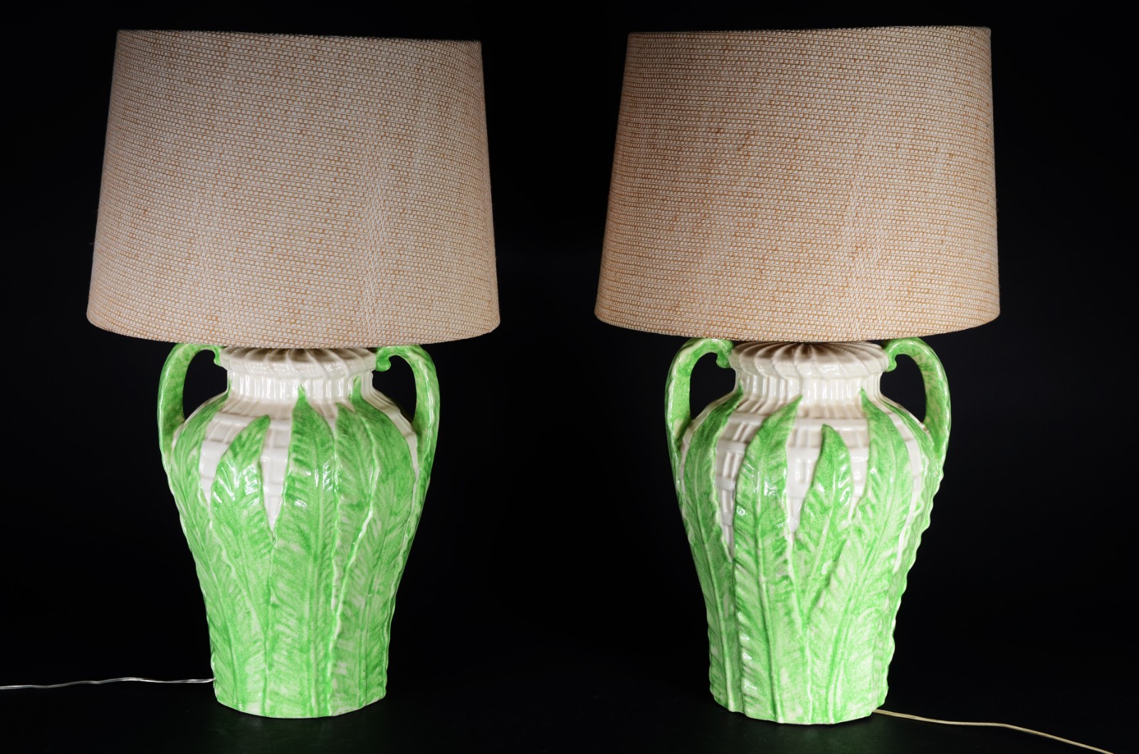 Par de abatjoures de cerâmica decorada com folhas verdes em relevo... - foto 1 de 3