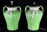 Par de abatjoures de cerâmica decorada com folh... - Par de abatjoures de cerâmica decorada com folhas verdes em relevo, cúpulas de tecido na cor bege.