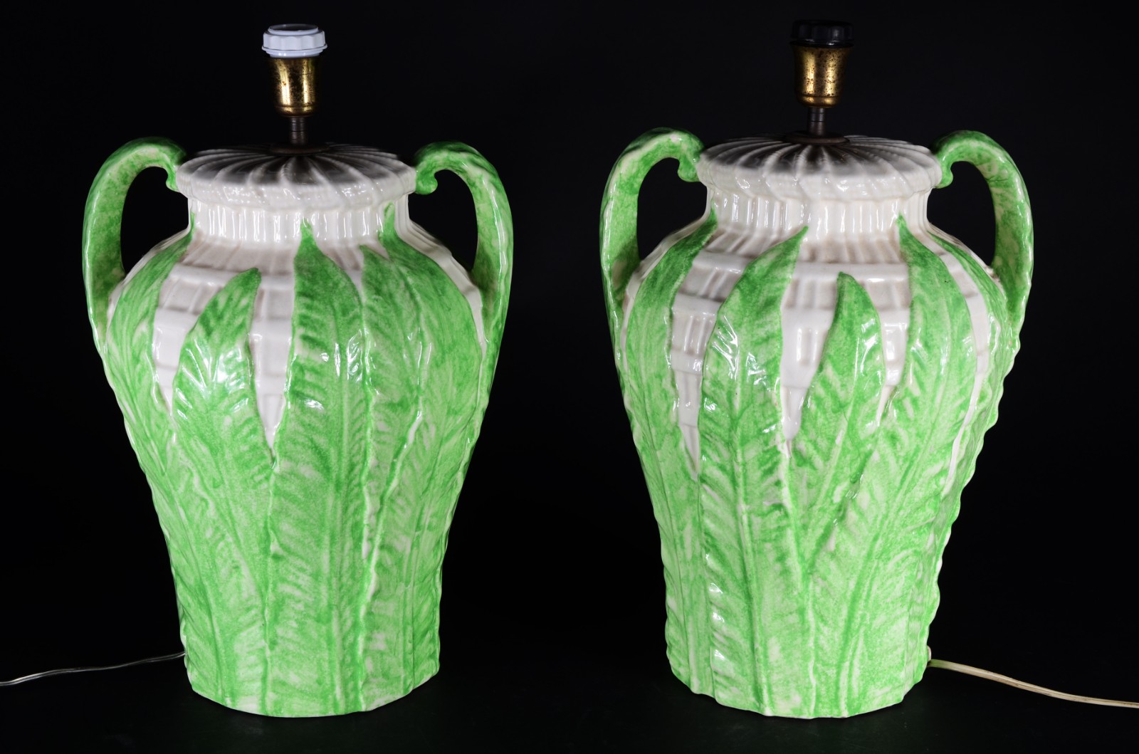 Par de abatjoures de cerâmica decorada com folhas verdes em relevo... - foto 2 de 3