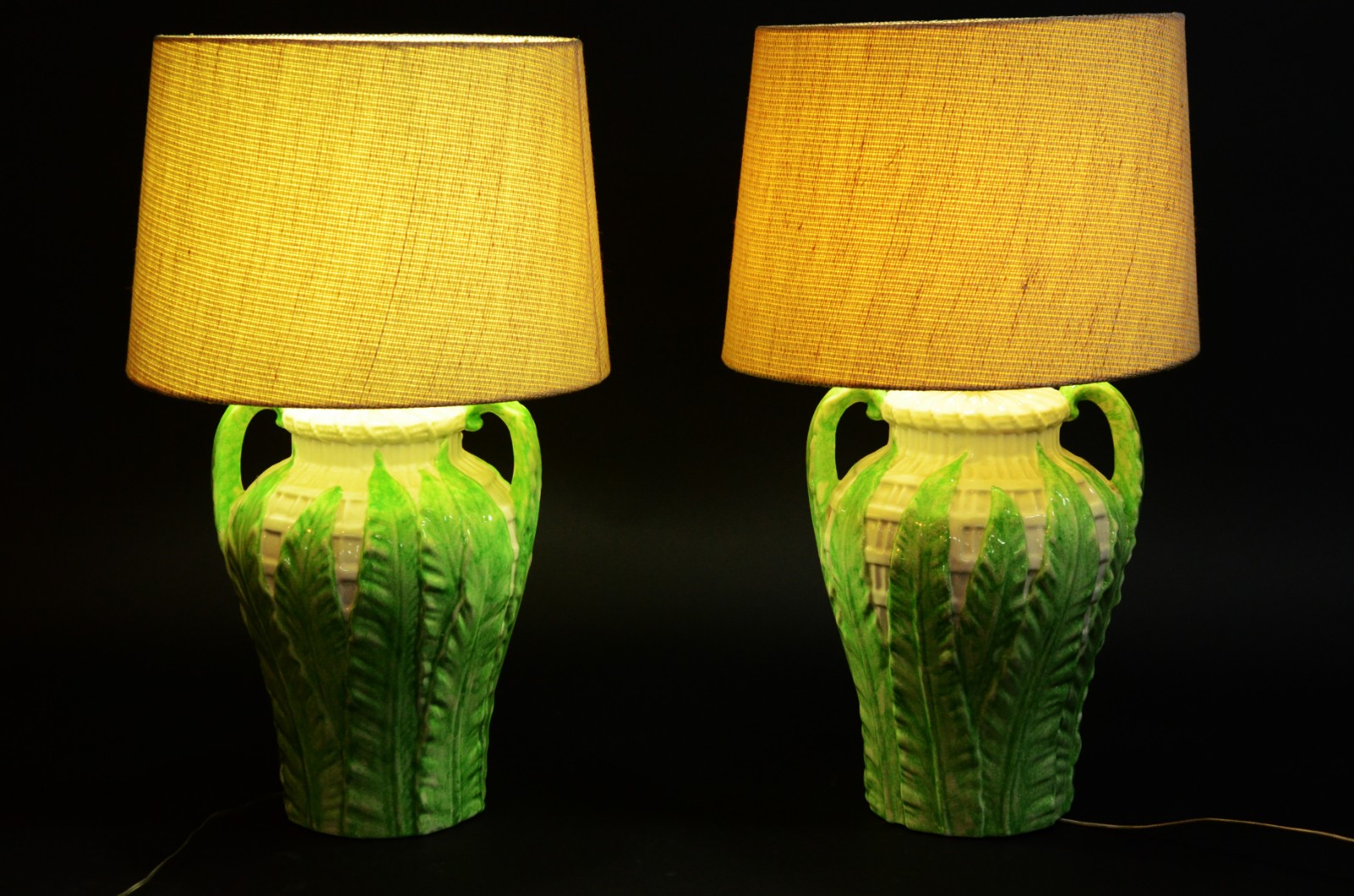 Par de abatjoures de cerâmica decorada com folhas verdes em relevo... - foto 3 de 3