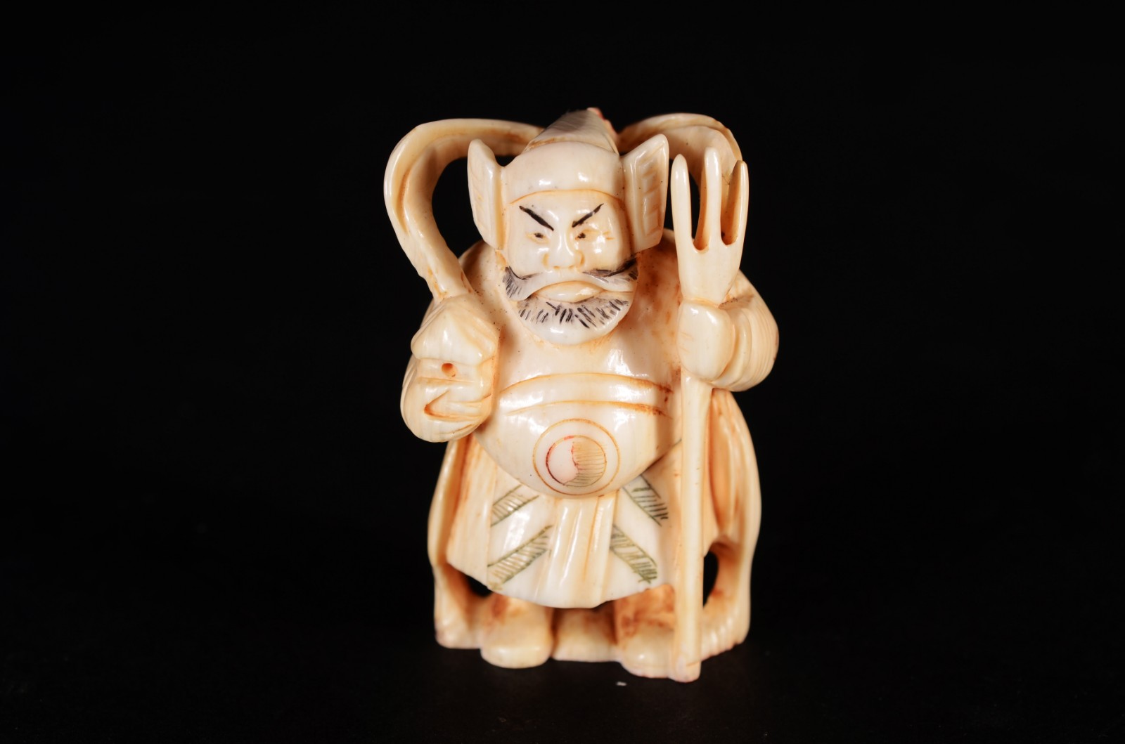 Netsuke de marfim representando guerreiro, assinado. - foto 1 de 4