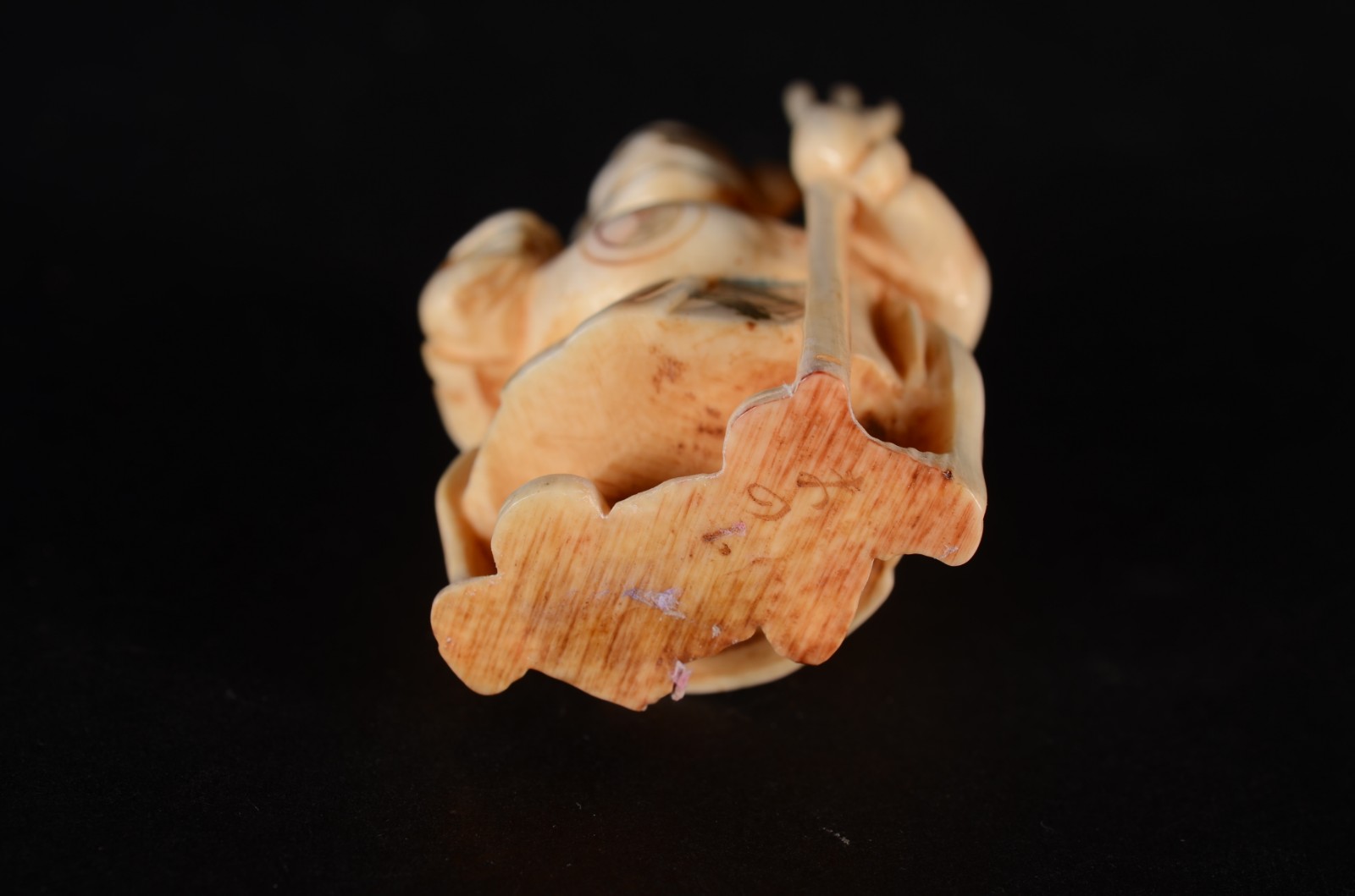 Netsuke de marfim representando guerreiro, assinado. - foto 3 de 4