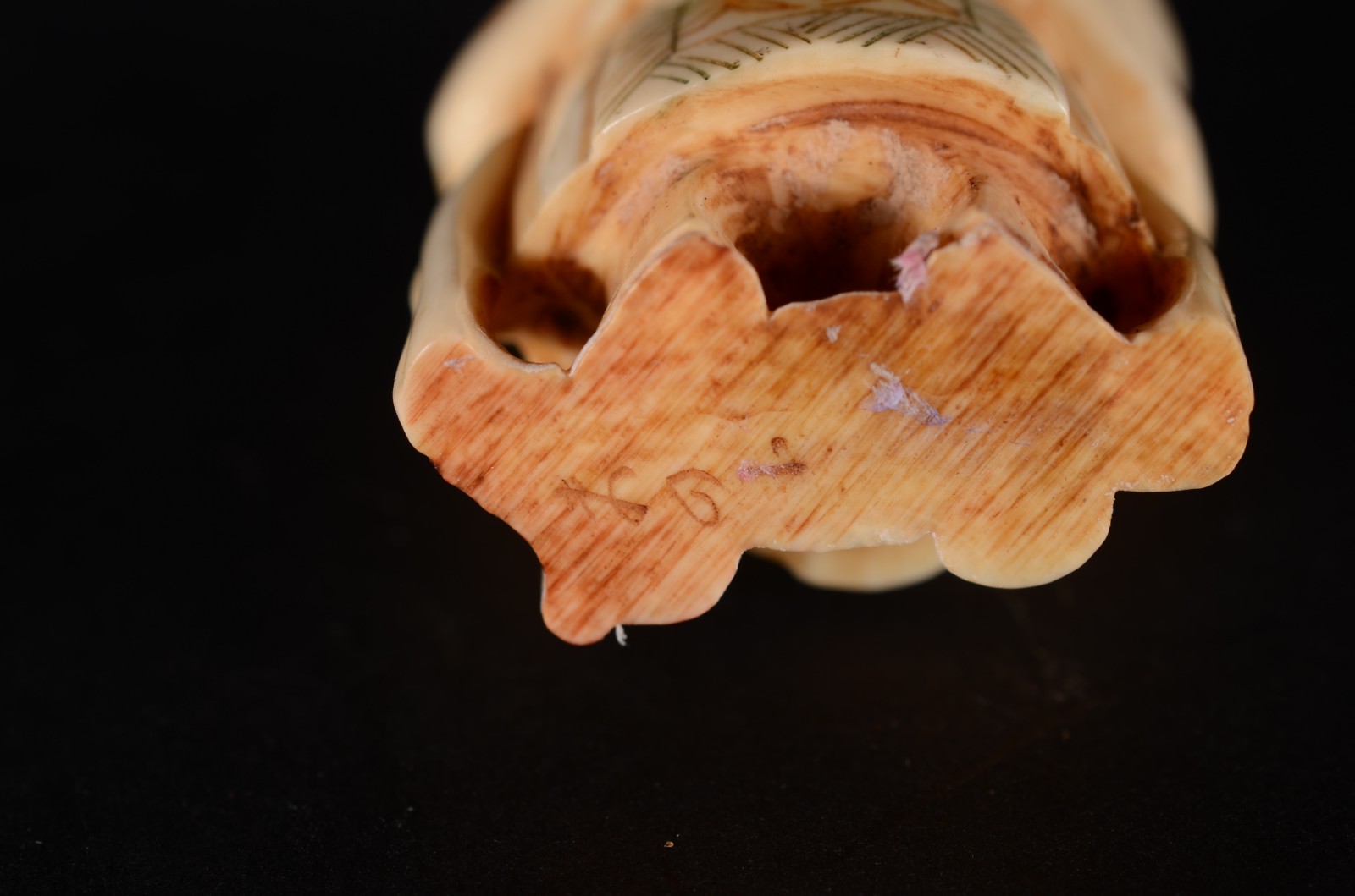 Netsuke de marfim representando guerreiro, assinado. - foto 4 de 4