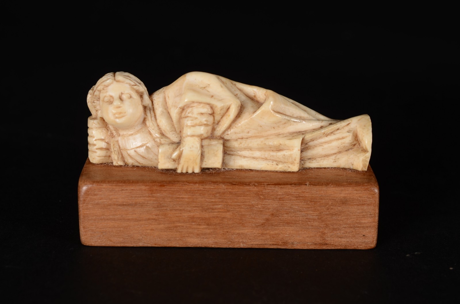 Pequena escultura de marfim representando figura feminina deitada... - foto 1 de 4