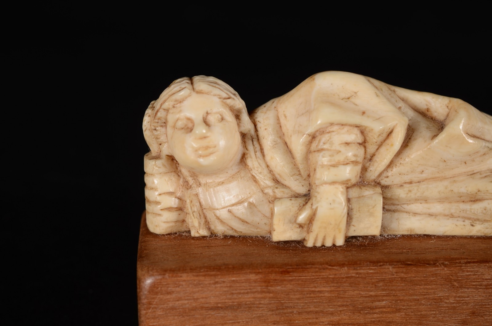 Pequena escultura de marfim representando figura feminina deitada... - foto 2 de 4