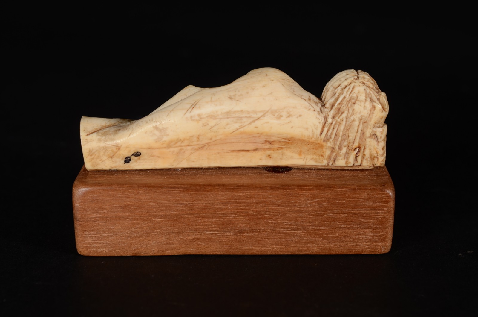 Pequena escultura de marfim representando figura feminina deitada... - foto 3 de 4