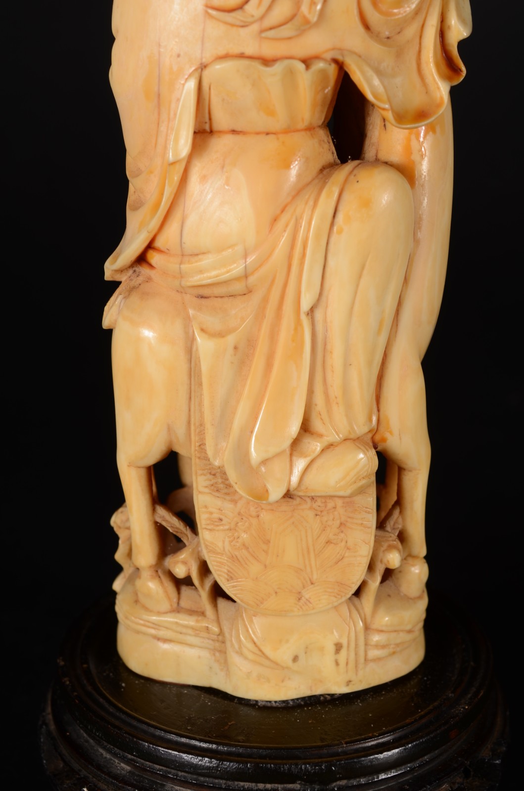 Escultura de marfim chines representando velho sábio sobre cervo... - foto 4 de 7
