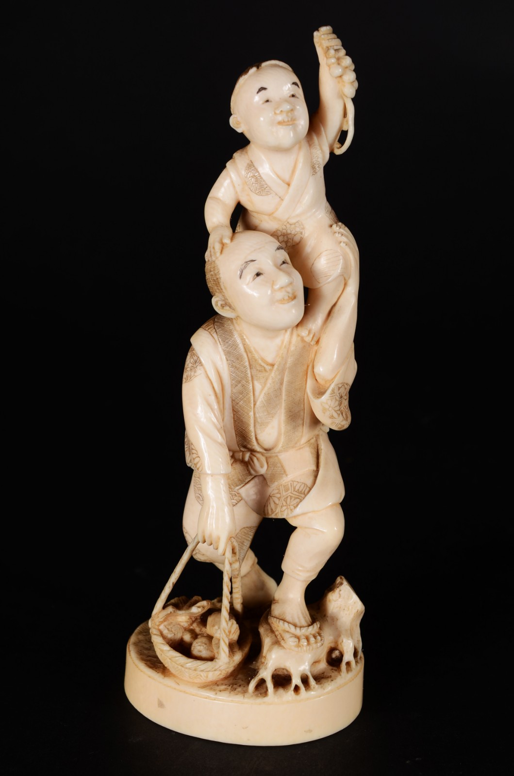 Escultura de marfim chines representando figuras de pai e filho com... - foto 1 de 8