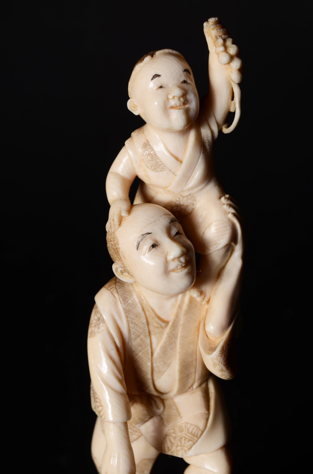 Escultura de marfim chines representando figuras de pai e filho com... - foto 2 de 8