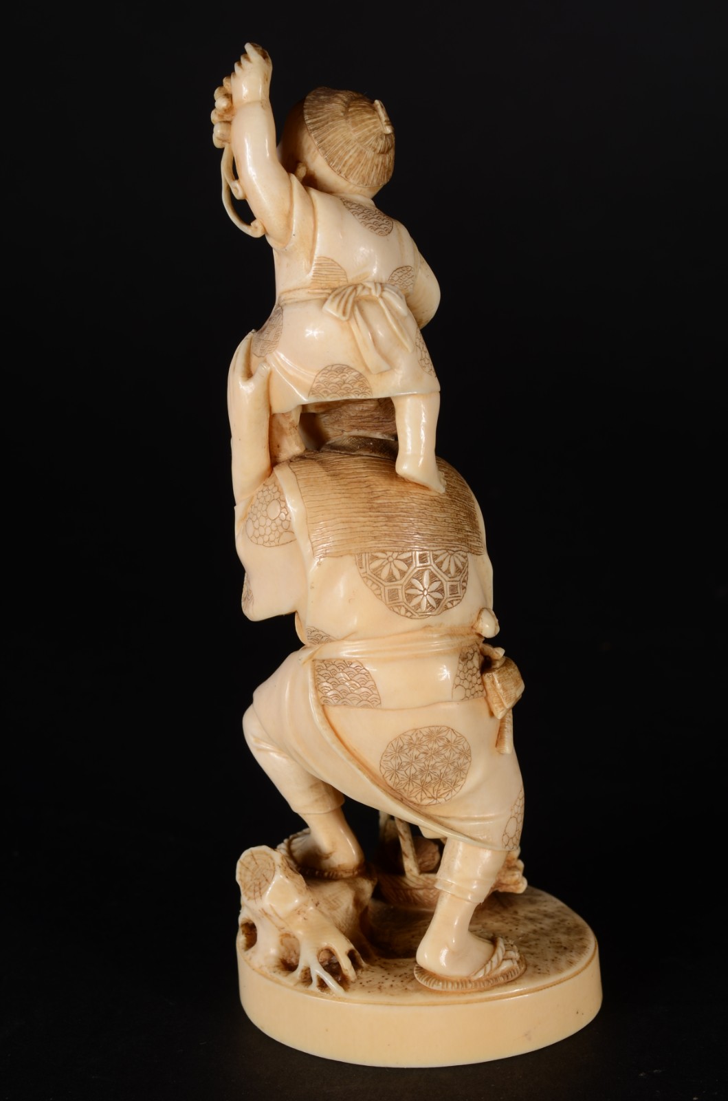 Escultura de marfim chines representando figuras de pai e filho com... - foto 3 de 8