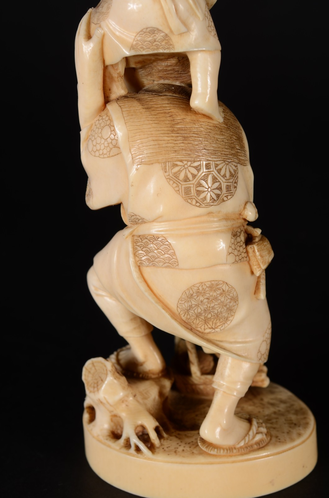 Escultura de marfim chines representando figuras de pai e filho com... - foto 5 de 8