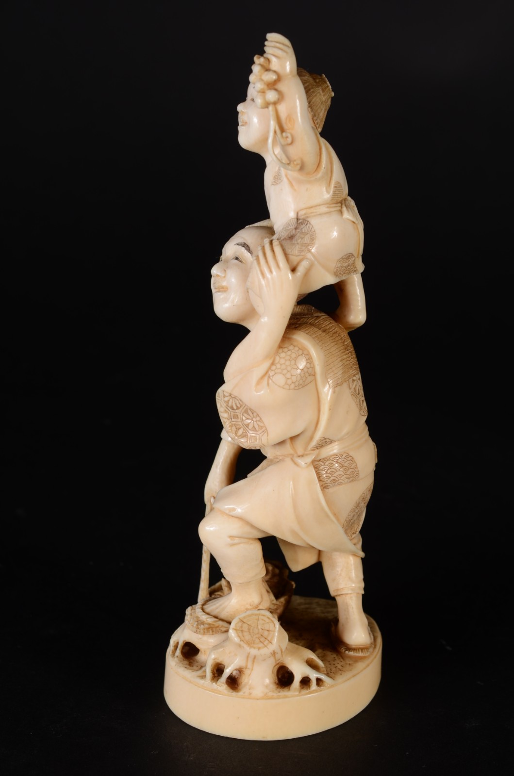 Escultura de marfim chines representando figuras de pai e filho com... - foto 8 de 8