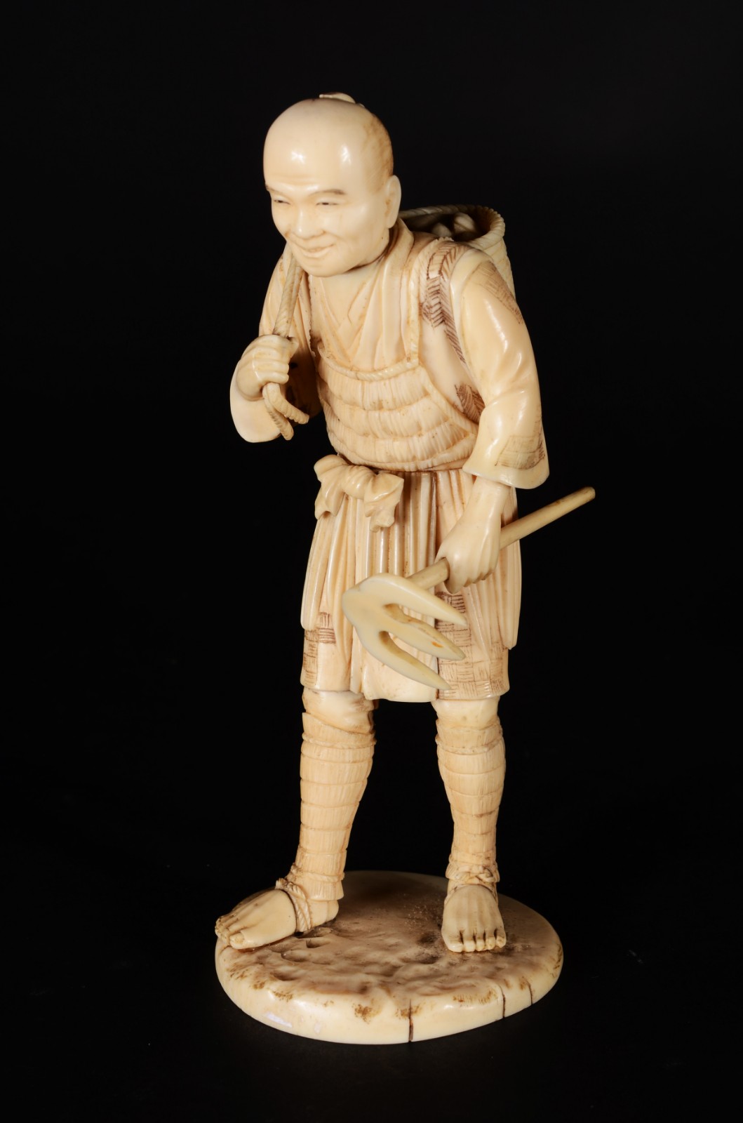 Escultura de marfim chines representando trabalhador rural com cestos... - foto 1 de 6