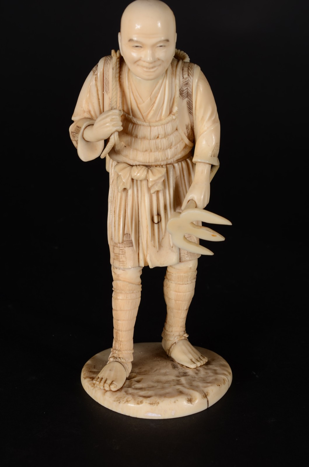 Escultura de marfim chines representando trabalhador rural com cestos... - foto 2 de 6