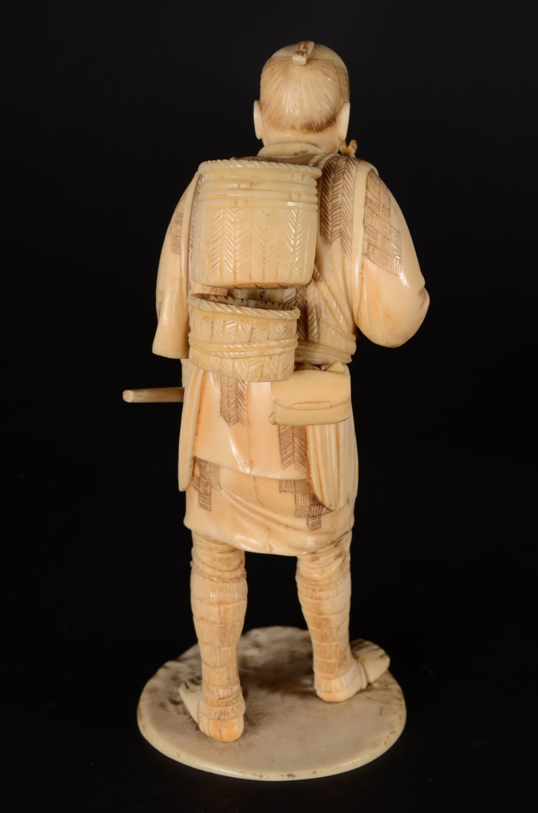 Escultura de marfim chines representando trabalhador rural com cestos... - foto 3 de 6