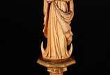 Nossa Senhora da Conceição, escultura indo-port... - Nossa Senhora da Conceição, escultura indo-portuguesa, do séc. XVIII, em marfim. Nossa Senhora, de mãos postas em oração, está representada de p...
